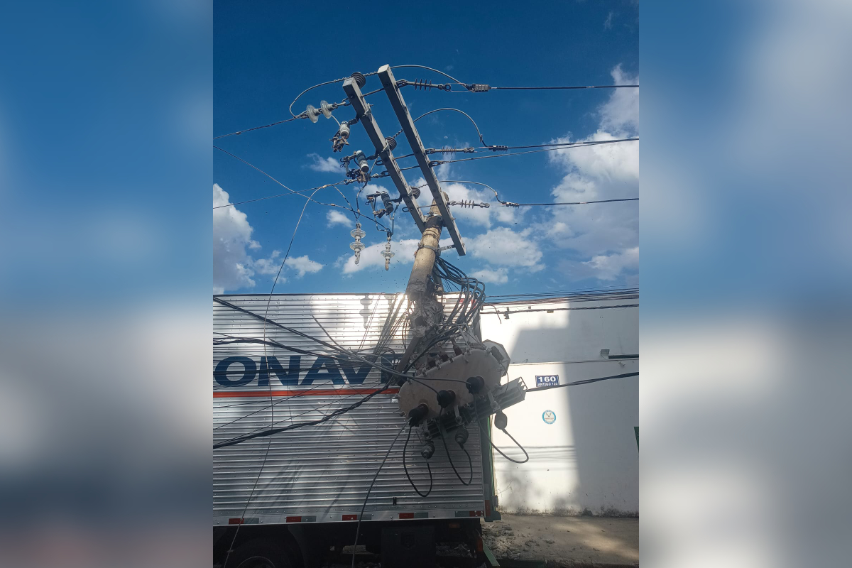 caminhão derruba poste em BH