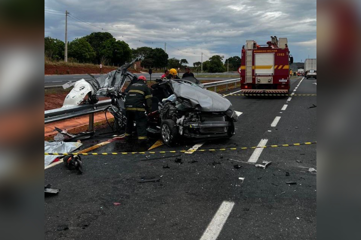 Colisão grave entre carro e caminhão deixa uma mulher morta na MGC-135
