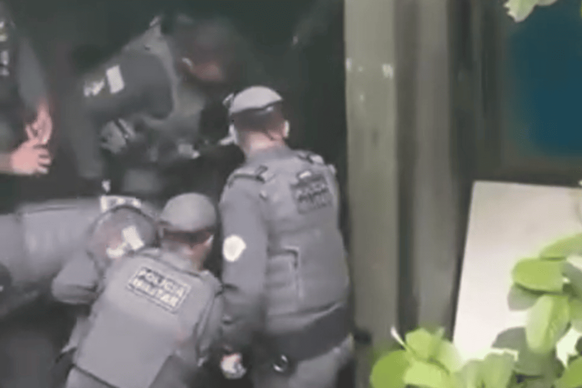 PMs espancam homem em situação de rua no centro de São Paulo