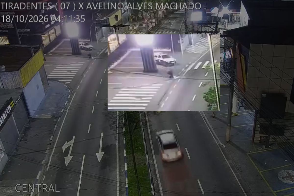 PM pega estojos no chão após delegado atirar contra 2 jovens em Guarulhos