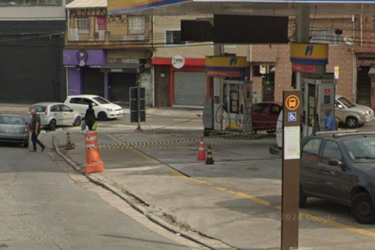 Motociclistas abrem fogo perto de ponto de ônibus, executam 1 e ferem outro