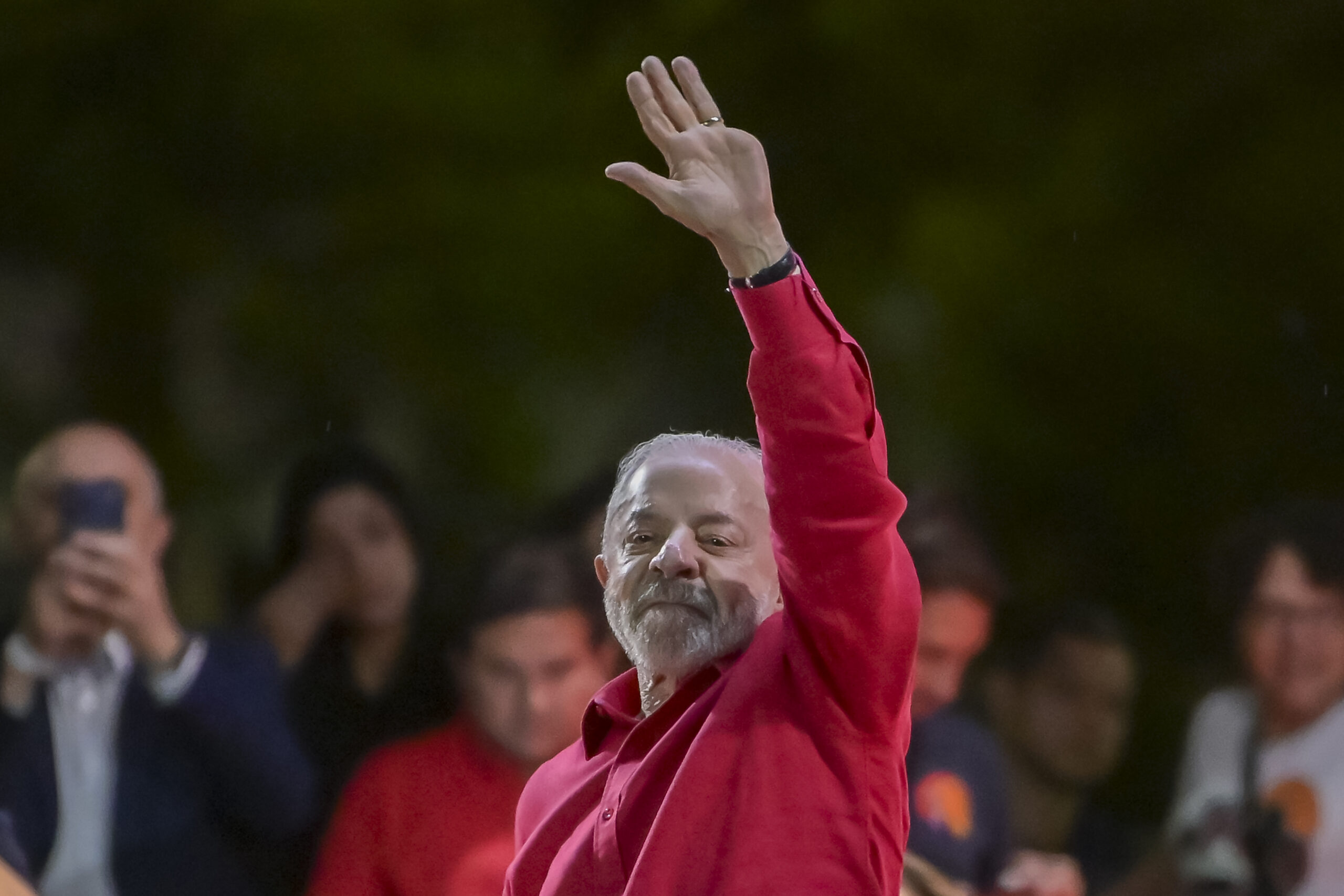 Nunca antes na história deste país: Lula vira no 2º turno e é reeleito
