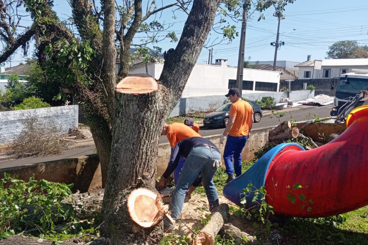 Paraná: presos trabalham em reconstrução de escolas destruídas por temporal