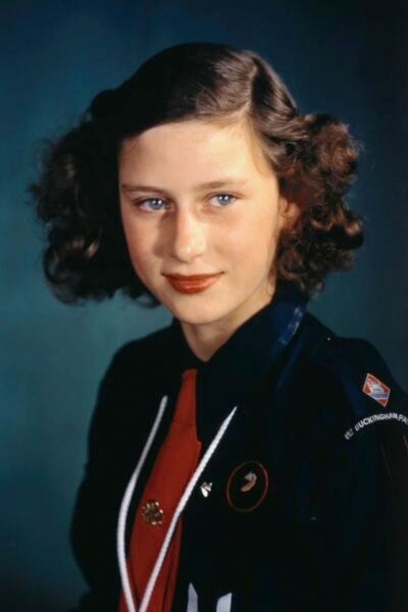 Menina com uniforme. Ela faz pose para um foto - Princesa Margaret