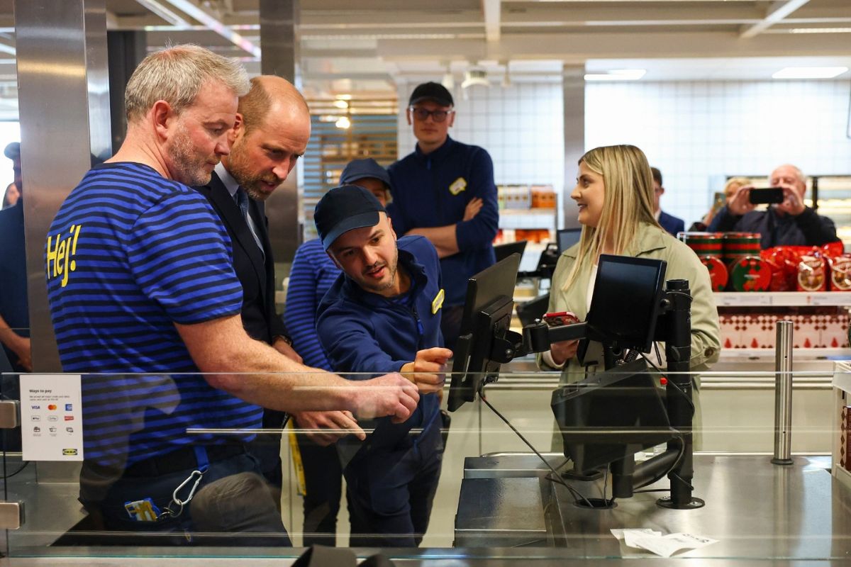 Kate e William colocam a mão na massa em visita a cafeteria na Irlanda