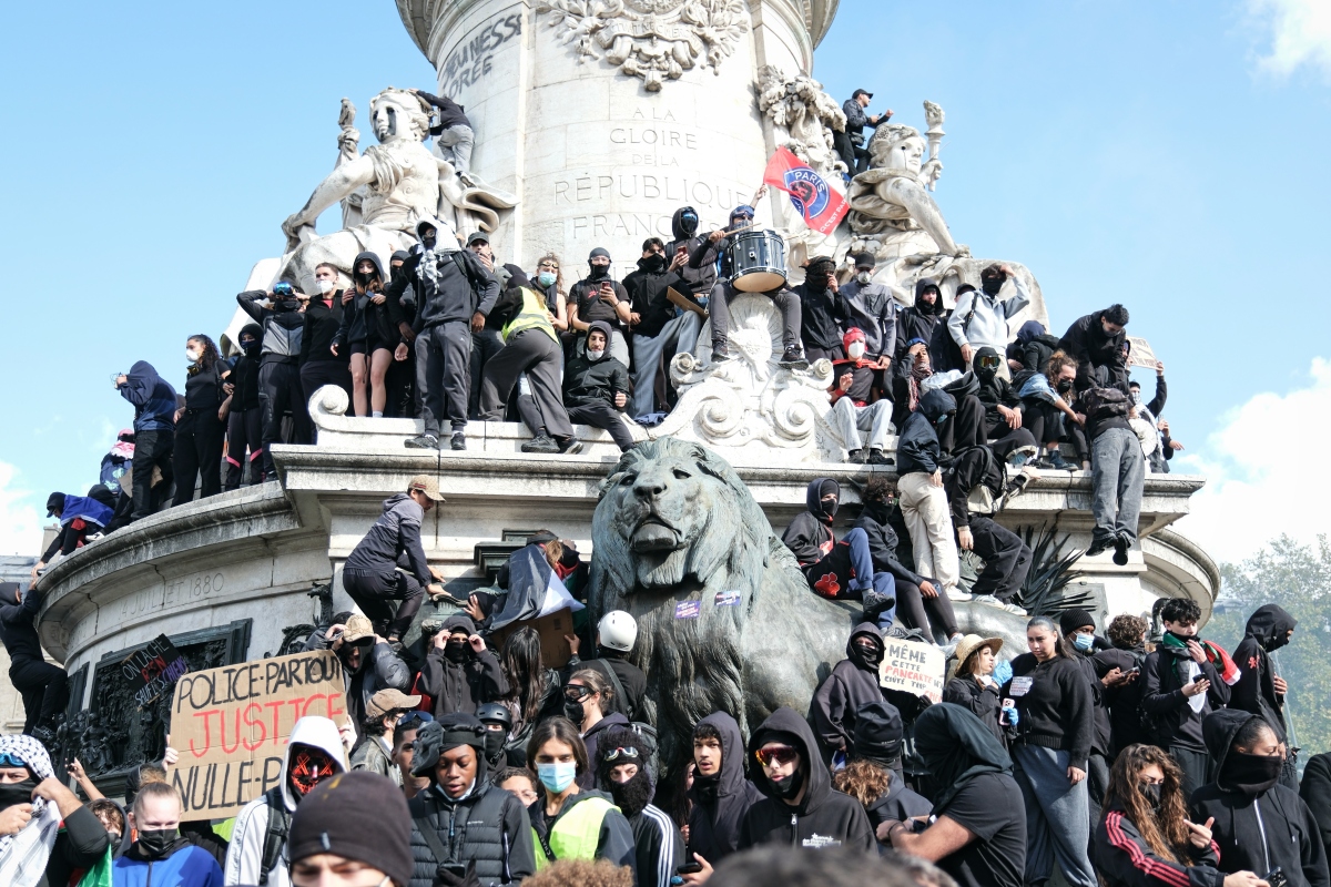 foto com cor. Protesto na França neste sábado (17/10) - metrópoles