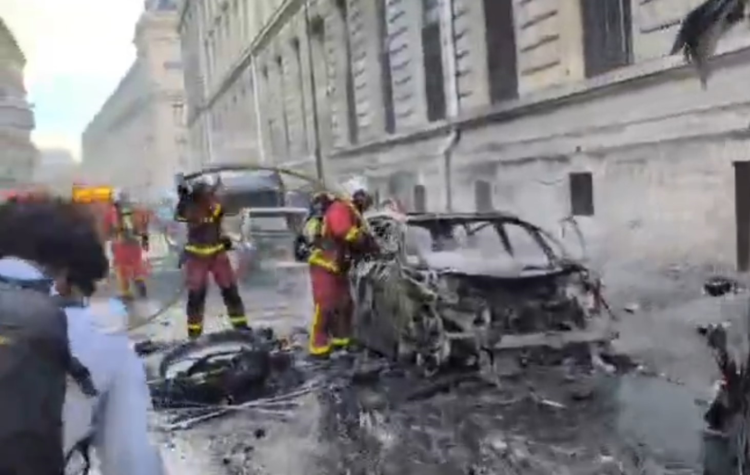 França inicia toque de recolher em várias cidades após protestos violentos