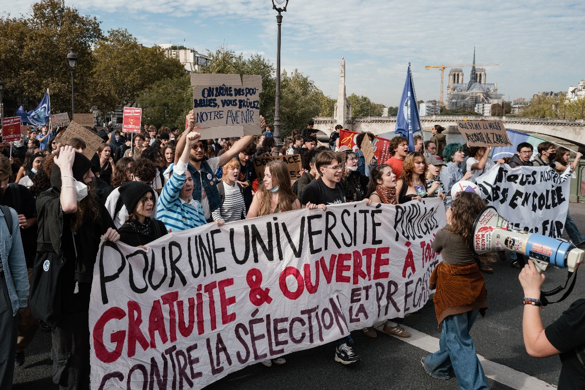 Entenda por que grandes protestos estudantis tomaram conta da França