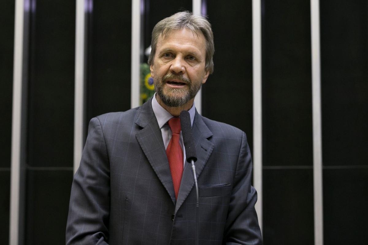 Bancada do PT propõe prisão de até 6 anos por discriminação política