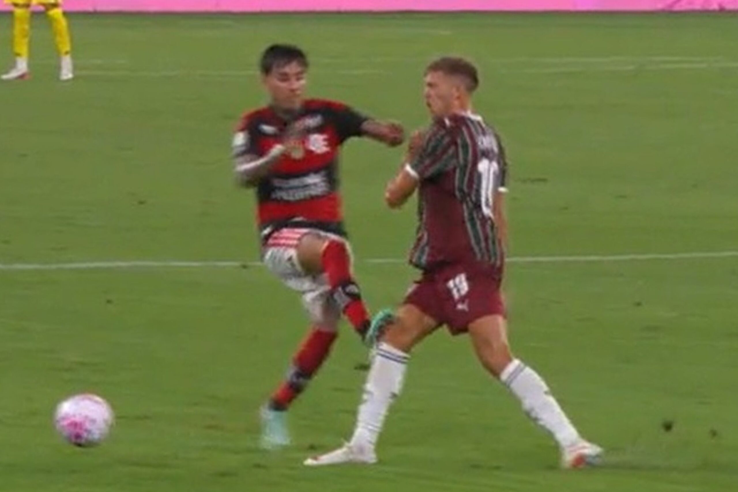 Pulgar é denunciado pelo STJD por lance com Castillo, do Fluminense