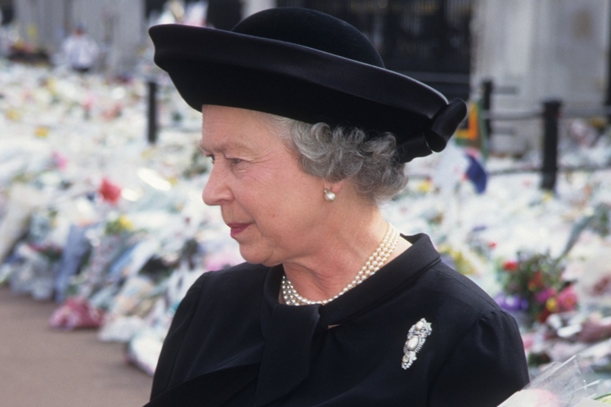 A única vez em que rainha Elizabeth II se curvou em 70 anos de reinado