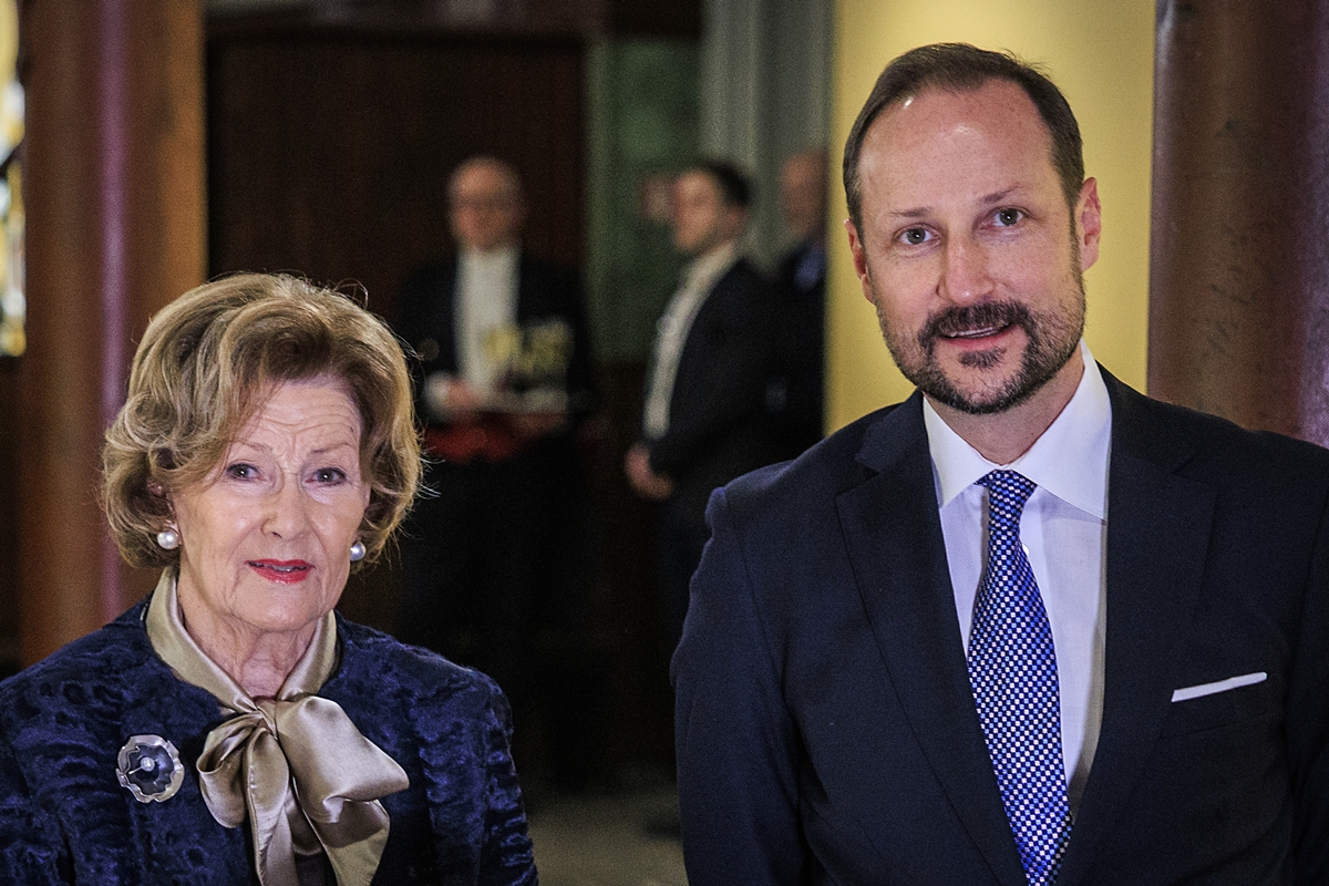 Rei da Noruega remove título de majestade da própria mãe, a rainha Sonja