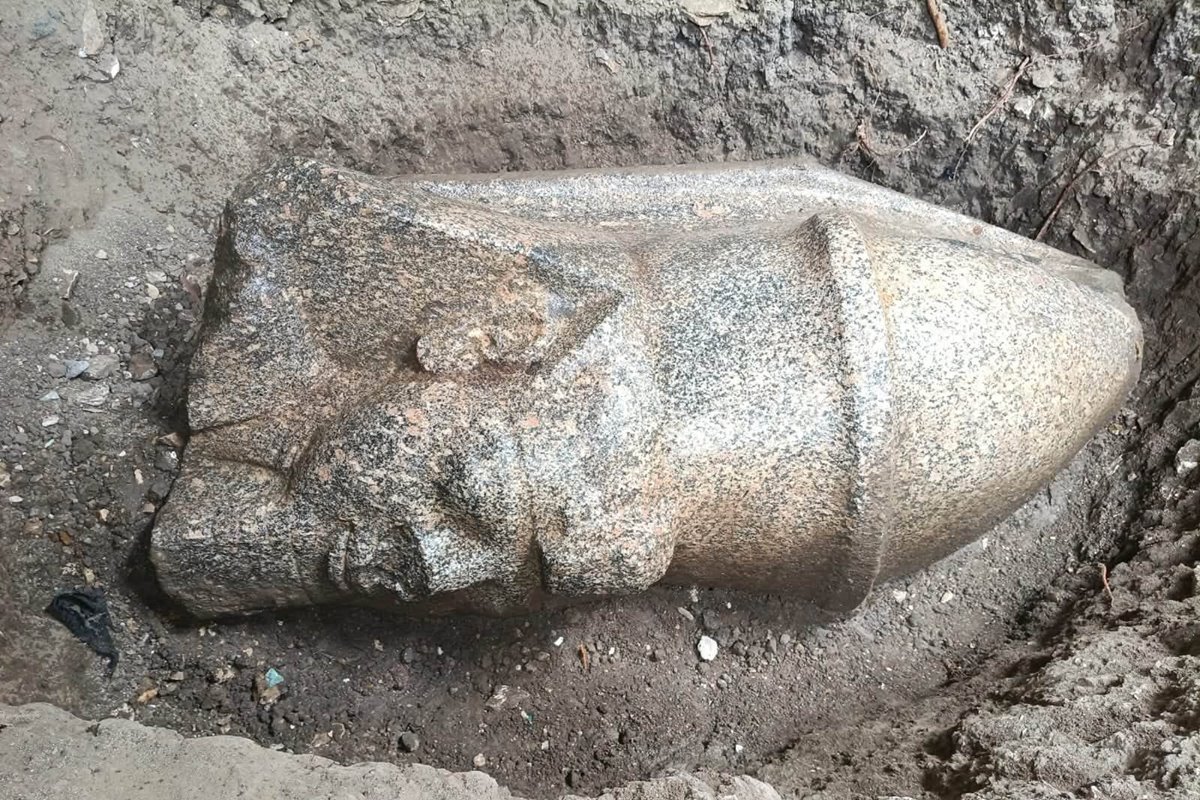 Estátua de Ramsés II com coroa dupla é achada por acaso no Egito