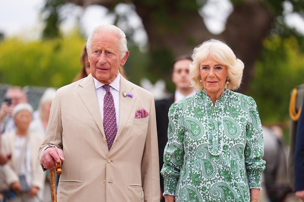Rei Charles e Camilla vivem crise no casamento por causa de livro de Diana