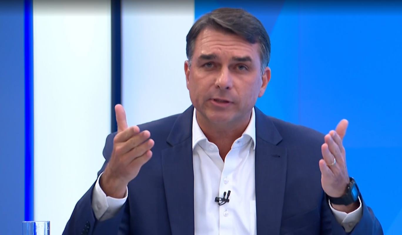 Flávio evita falar de Nunes Marques e diz que Moraes “persegue adversários”