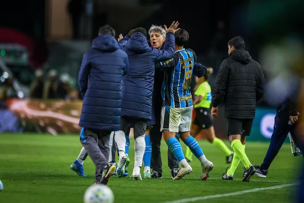 Renato Gaúcho celebra primeira vitória do Grêmio no Brasileirão com gol de Braithwaite