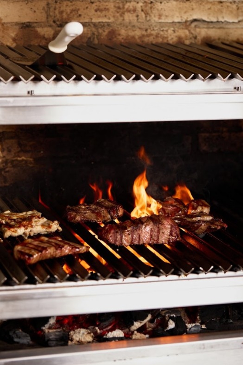 Carne assada na parrilla do Ricco Burger - Metrópoles 