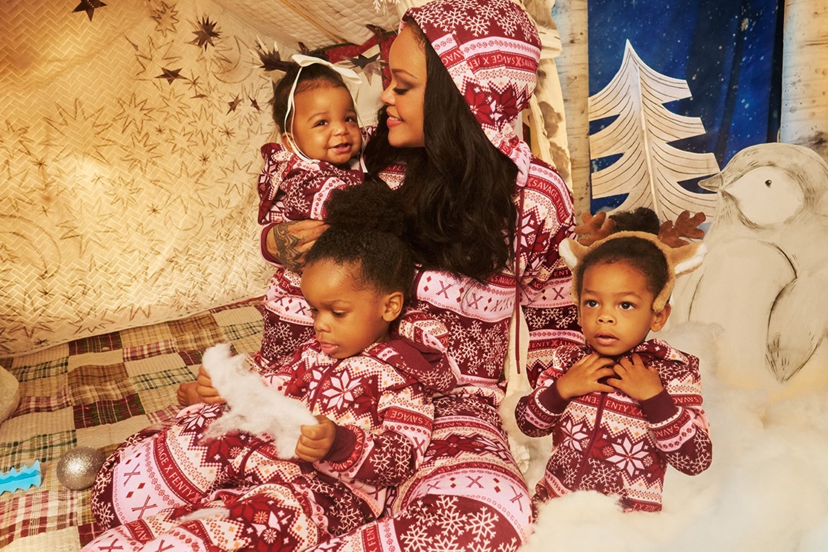 Fotos: Rihanna posa em clima natalino com os 3 filhos e encanta fãs