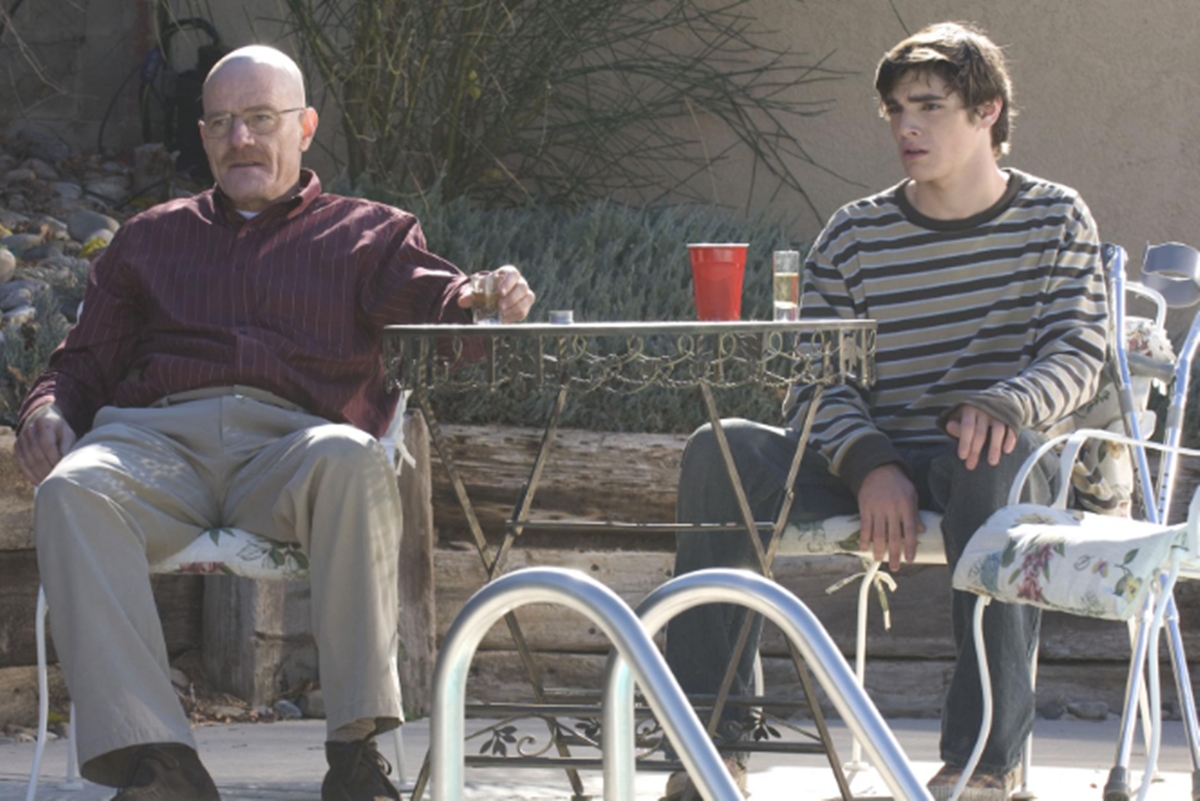 Imagem colorida mostra RJ Mitte ao lado de Bryan Cranston em Breaking Bad - Metrópoles