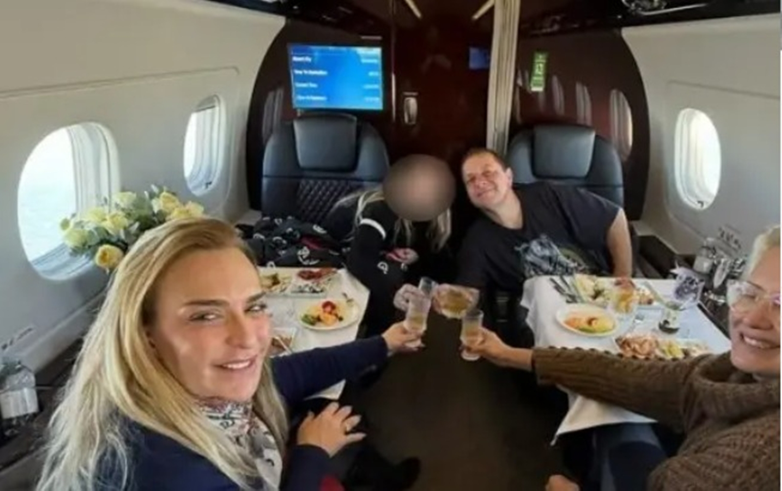 Lulinha aparece em foto com Roberta Luchsinger em jatinho de U$ 20 milhões