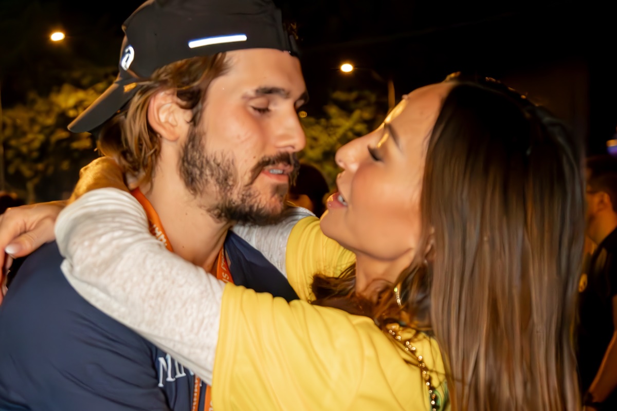 Sabrina Sato mostra "papo" de Nicolas Prattes com o filho: "Ele responde"