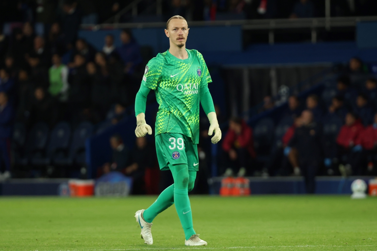 PSG: jornal critica goleiro Safonov após gols sofridos diante do Barcelona