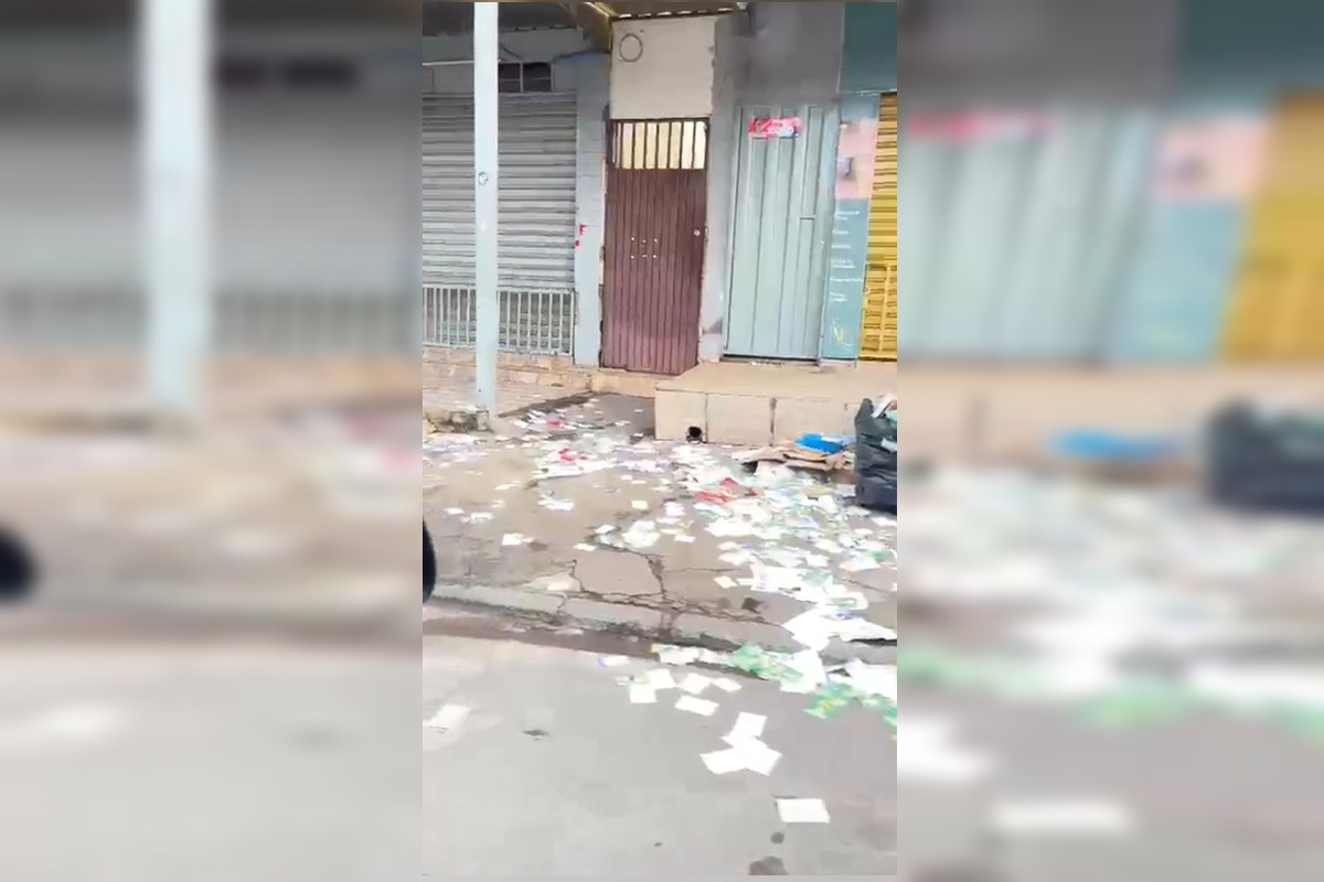 Várias ruas do DF amanhecem tomadas por "santinhos" de candidatos