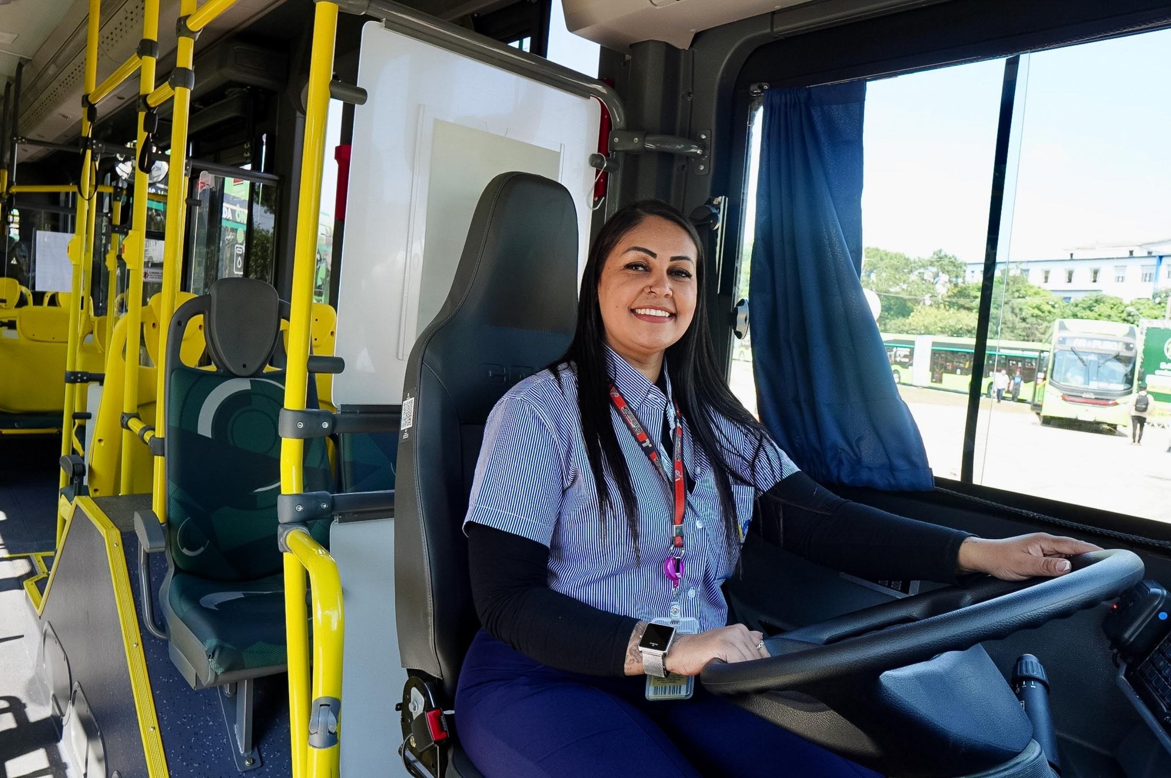 Fotografia colorida mostrando motorista de ônibus-Metrópoles