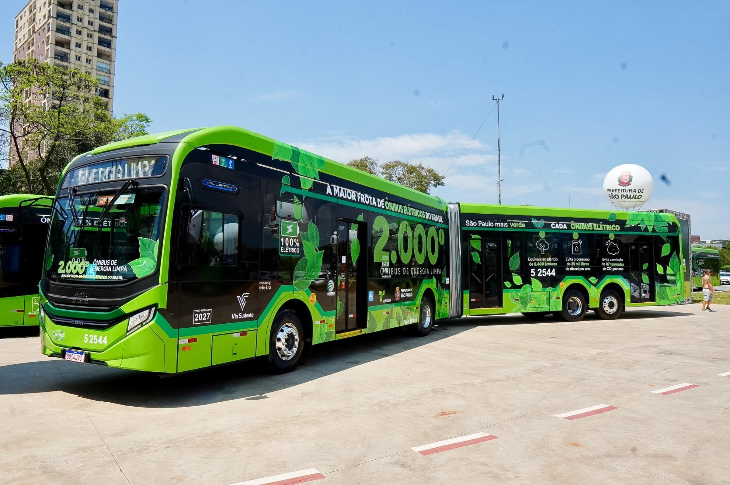 Fotografia colorida mostrando ônibus elétrico-Metrópoles