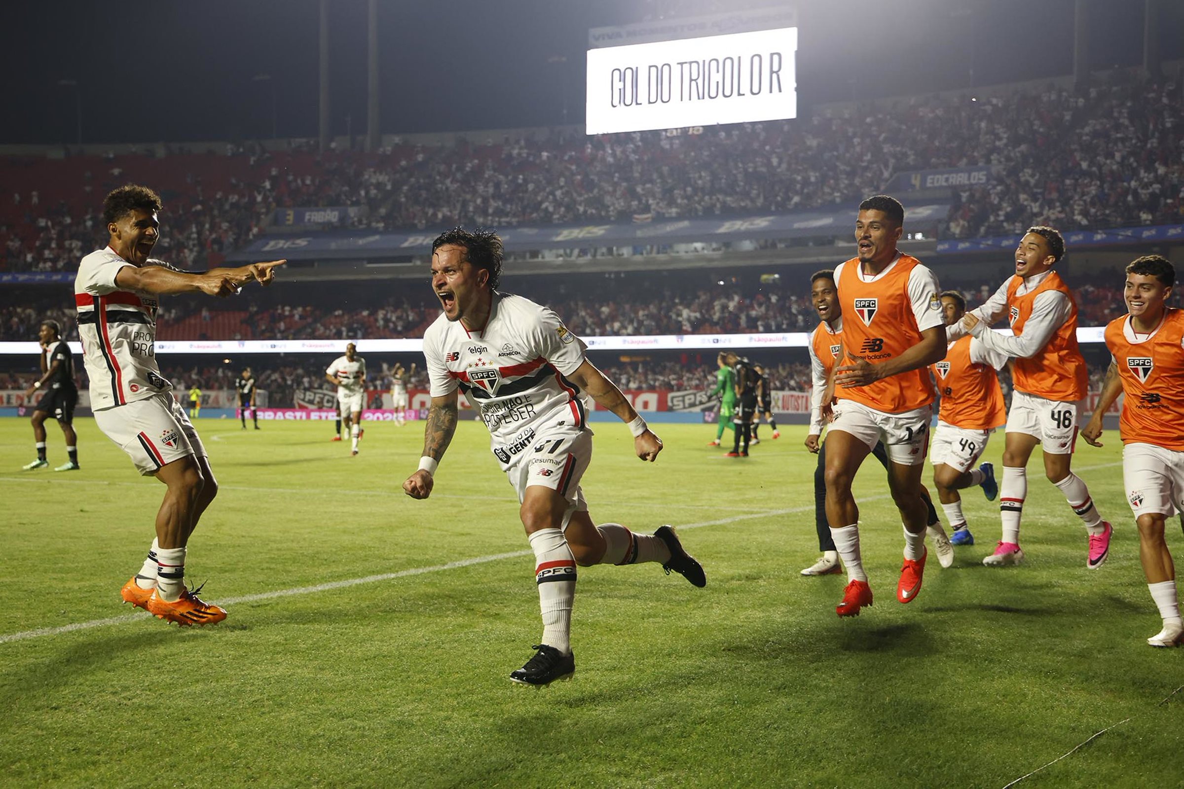 São Paulo vence Vasco e se firma na briga por vaga na Libertadores 2027