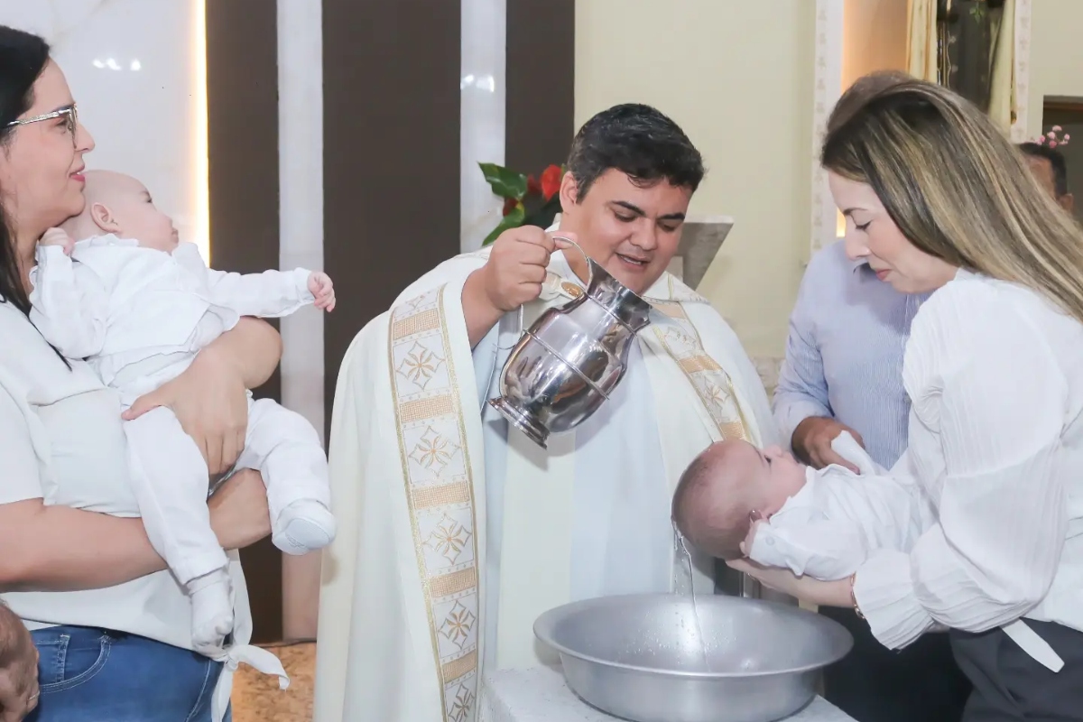 Família confunde gêmeos e padre batiza o mesmo bebê duas vezes em SP