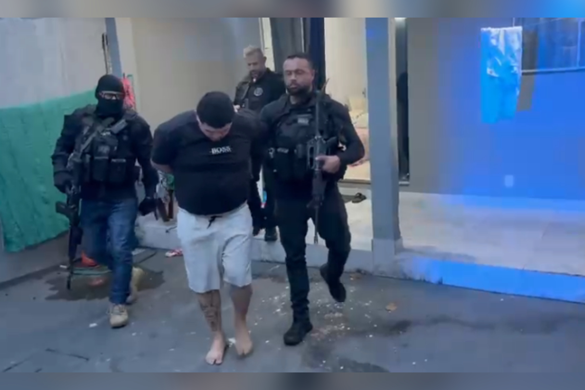 "Puxador de guerra" de milícia usa farda da PCERJ em ataque ao CV e é preso