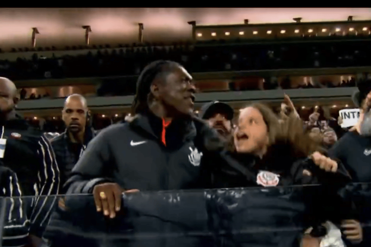 No meio da torcida, Seedorf faz coreografia com torcedores do Corinthians