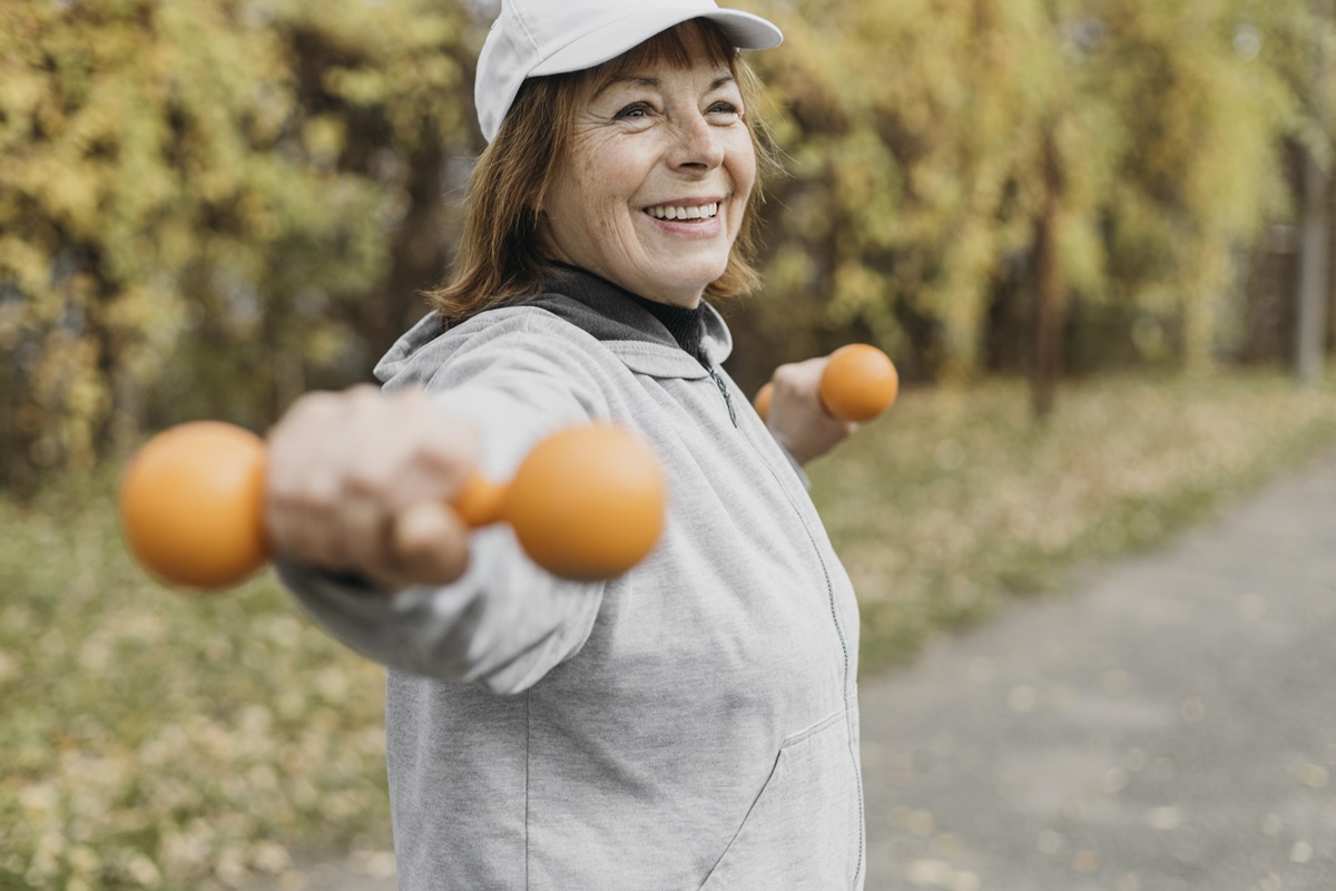 Exercícios para fortalecer os braços e preservar a força após os 50 anos