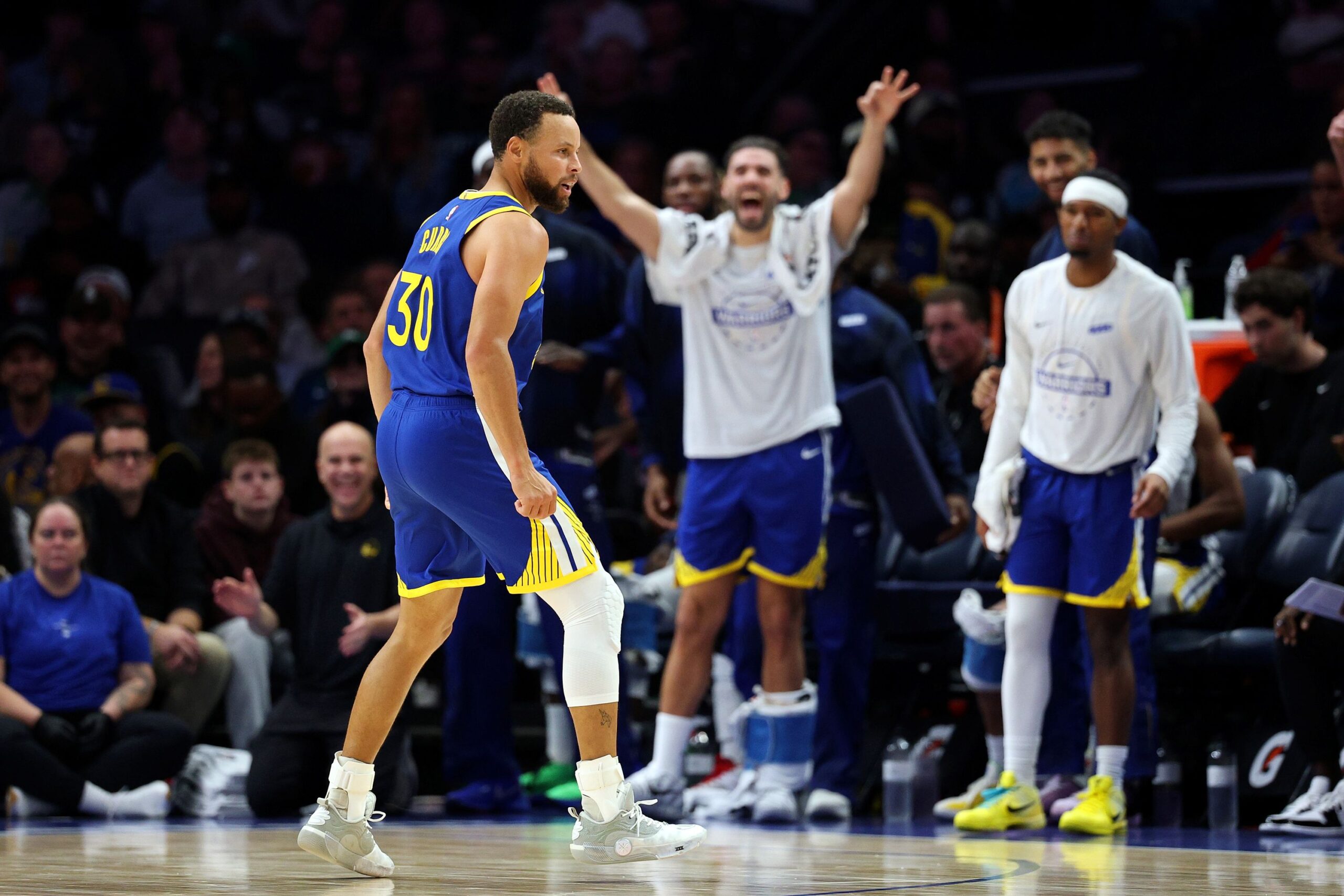 Curry iguala LeBron James com 44 pontos na vitória do Warriors