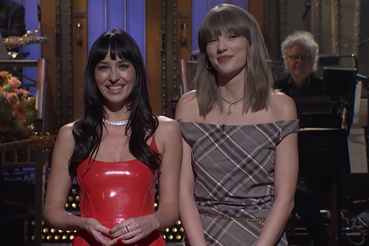 Taylor Swift ao lado de Dakota Johnson no palco do SNL