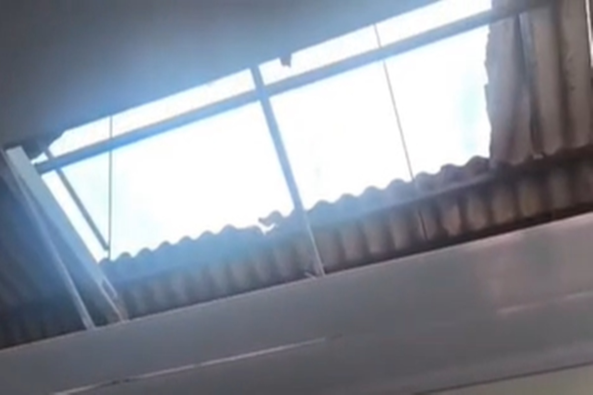 Parte de telhado de escola no Paranoá desaba em cima de sala de aula