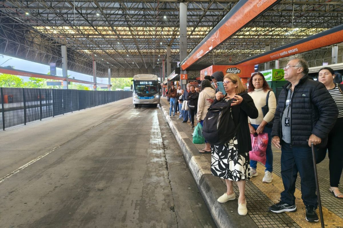 TRE determina 100% da frota, mas eleitores denunciam demora de ônibus em SP