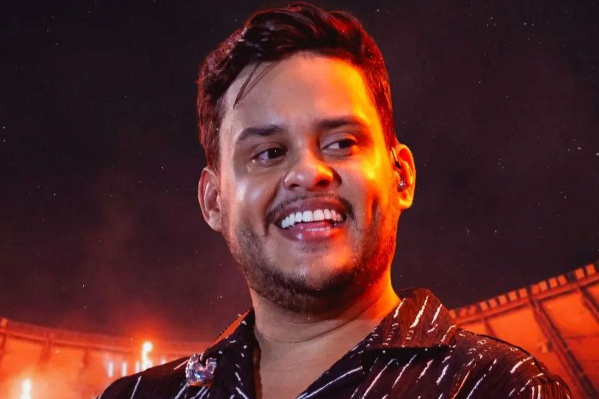 Thiago Aquino rebate críticas após selinho da filha: "Foi de raspão"