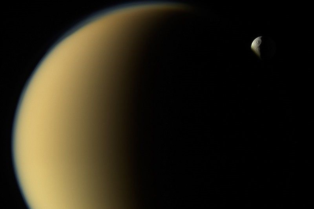 Imagem colorida da lua Titã, de Saturno - Metrópoles