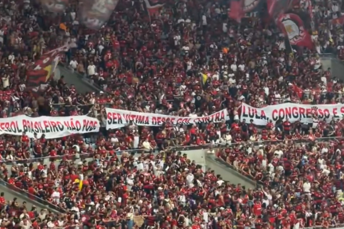 Por bets, torcida do Flamengo protesta e xinga Lula: "Vai tomar no cu"