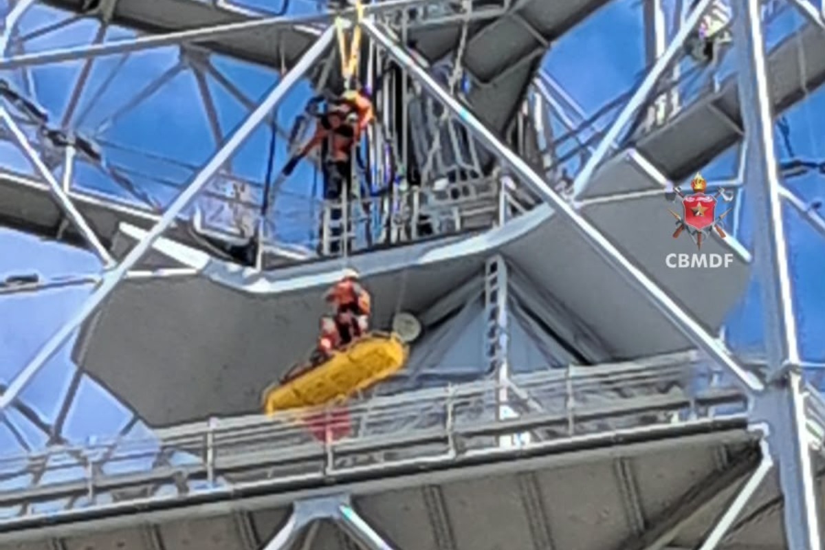 Bombeiros fazem treinamento de resgate em altura na Torre de TV