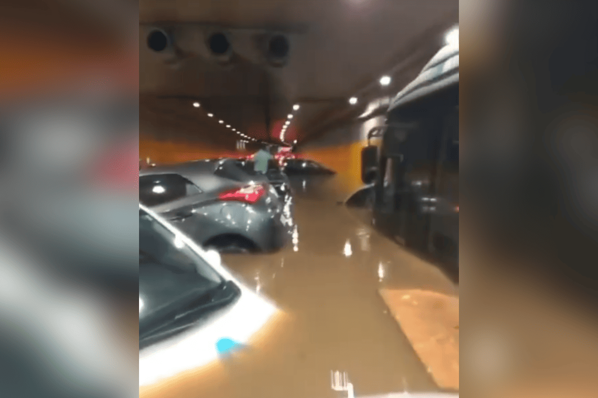 "Perdi meu carro", diz taxista ao ficar ilhado em túnel do Anhangabaú