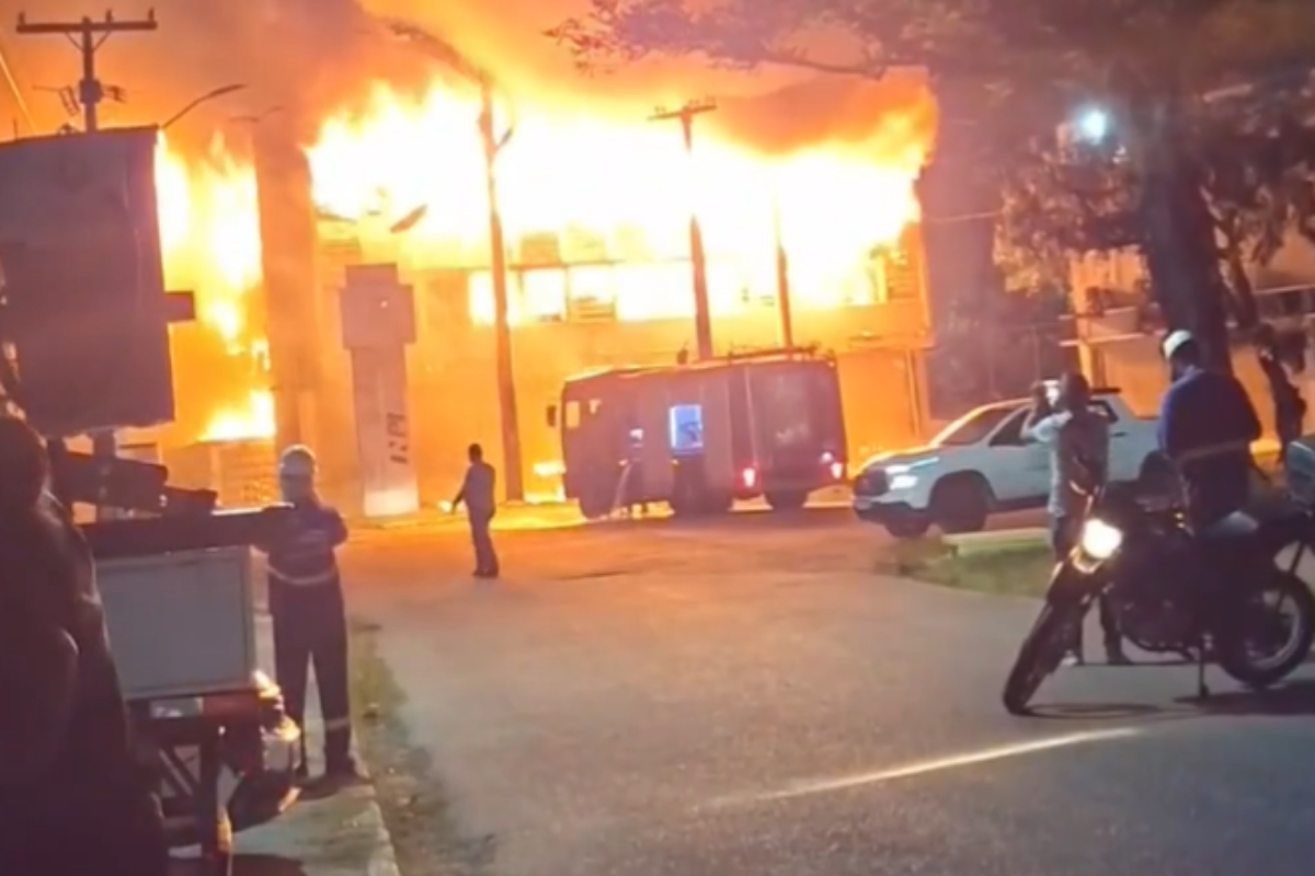 Imagens mostram incêndio em prédio de pesquisa da UFPE