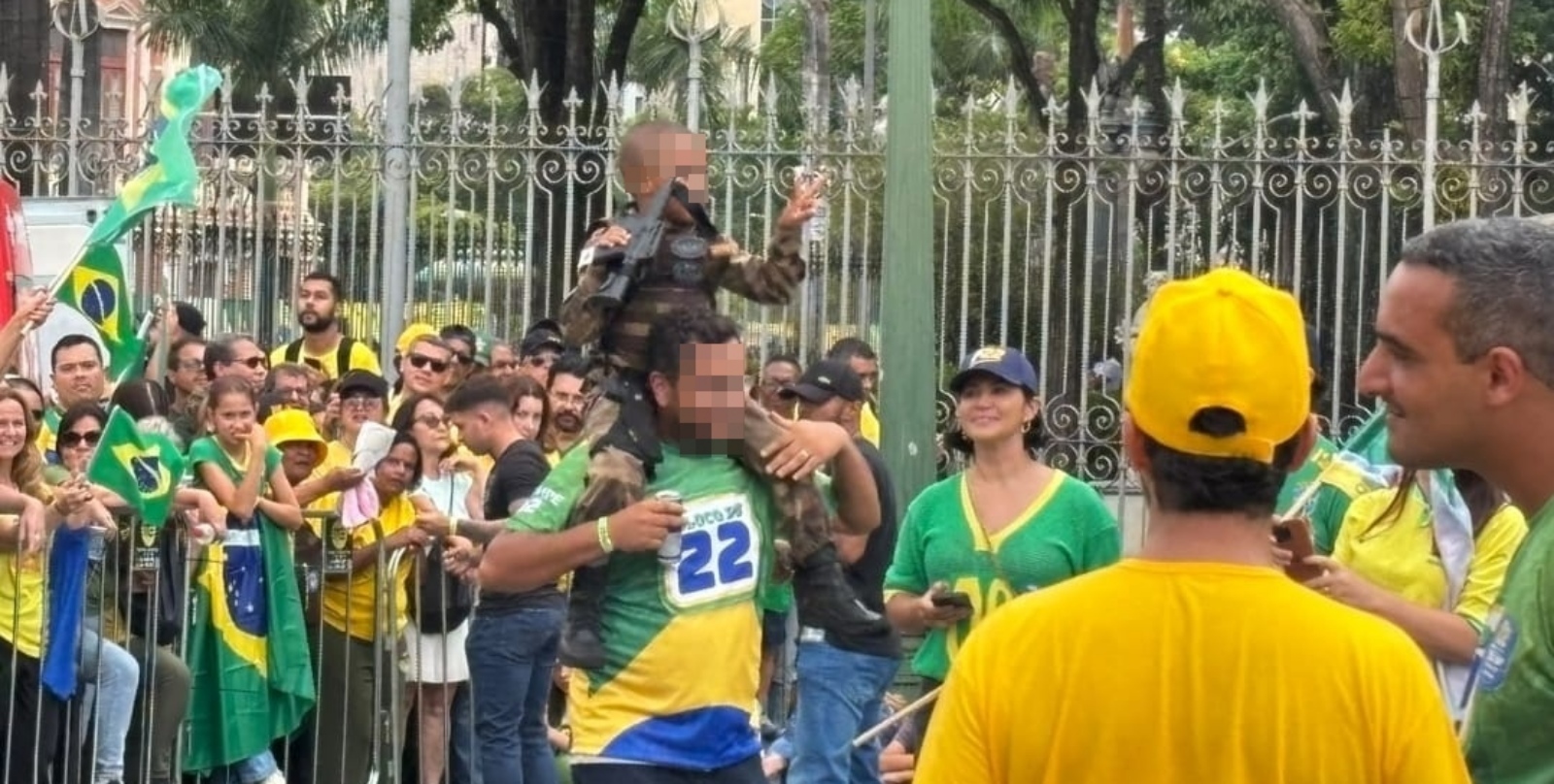 Ato de Flávio Bolsonaro em BH tem criança com farda e fuzil de brinquedo