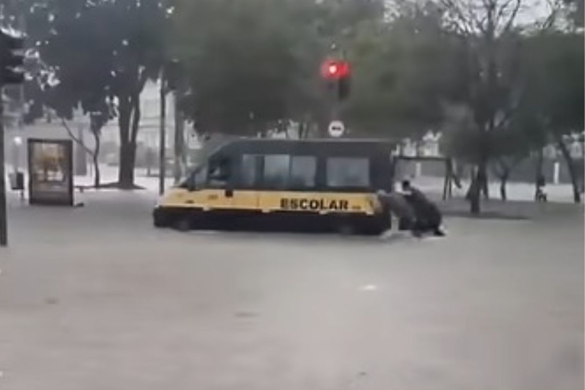 PMs resgatam van escolar com crianças que ficou ilhada durante chuva em SP