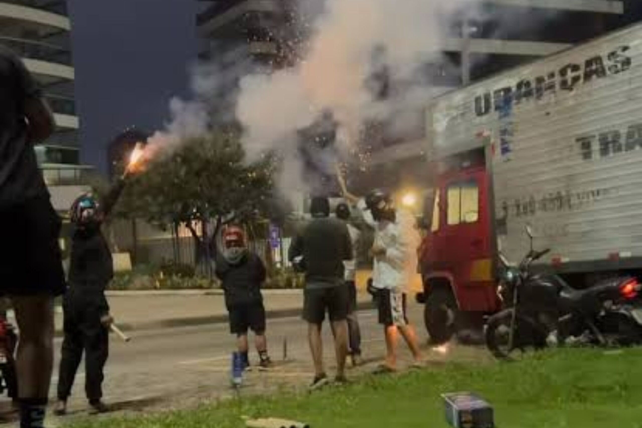 Sul-Americana: torcedores do Vasco fazem foguetório em hotel do Boca Jrs.