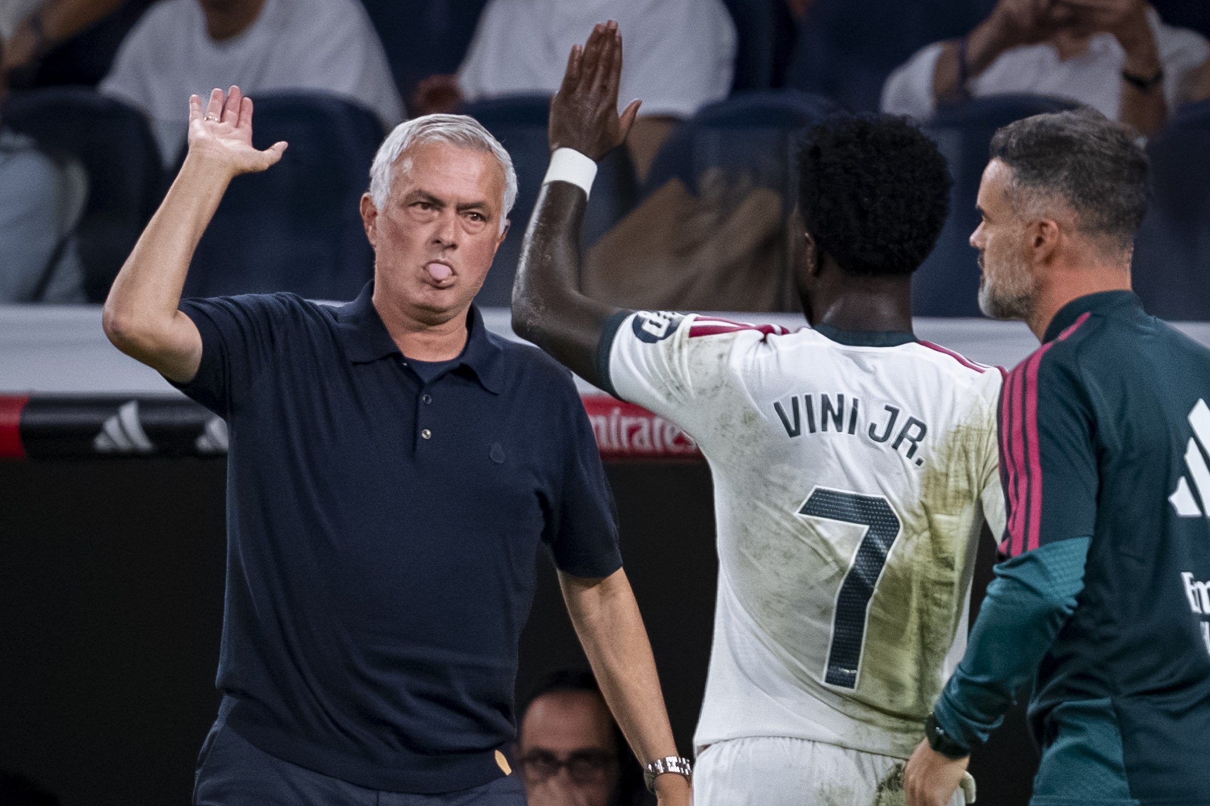José Mourinho defende Vini Jr. de má fase: "Merece ser ajudado"