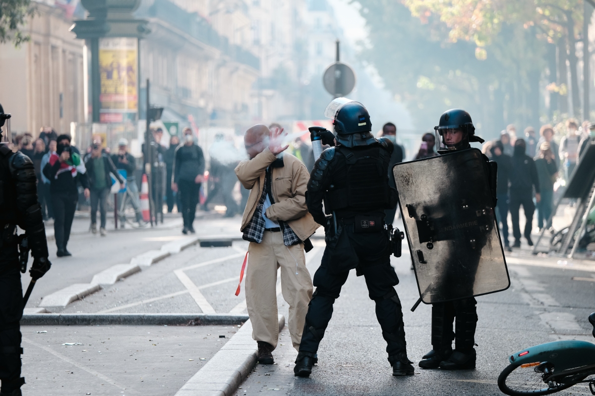 foto com cor. Protesto na França neste sábado (17/10) - metrópoles