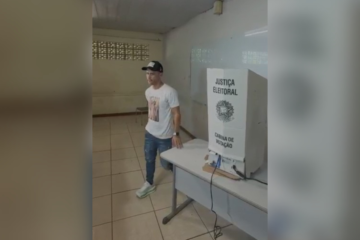 Favorito nas pesquisas ao governo de MG, Cleitinho vota em Divinópolis (MG)